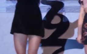 小姐姐踢人开场,引爆网络热议！