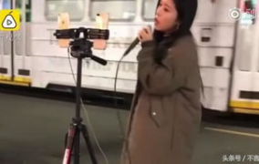 街头小姐姐唱歌国外视频,国外热门歌曲引共鸣